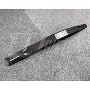 Embellecedor de tapa de maletero trasero de fibra de carbono seco para Lamborghini URUS - Product Image 3