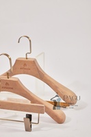 Porte-manteau mural en bois massif avec logo personnalisé, antidérapant, en velours floqué, pour hôtel, magasin, placard, armoire, costume, robe, chemise