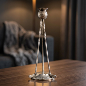 Portavelas de metal de latón AK con estilo de 3 pilares y soporte de diseño martillado redondo superior en acabado plateado para ocasiones especiales - Product Image 1