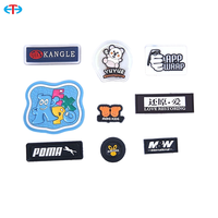 Logo 3D personnalisé étiquette de vêtements en caoutchouc PVC souple avec bord découpé au laser étiquettes en relief pour vêtements