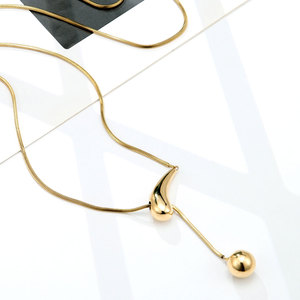 Collana <span class=keywords><strong>a</strong></span> Y <span class=keywords><strong>a</strong></span> Mezzaluna Unica per Donne - Pendente <span class=keywords><strong>a</strong></span> Sfera Moderno e Chic in Acciaio Inossidabile Placcato Oro 18K - Product Image 4