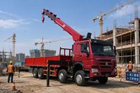 Pour la construction et le levage : Grue de camion rotative robuste avec flèche télescopique.