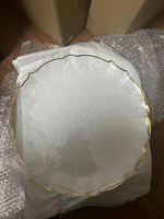 Nouvelle Arrivée Assiettes de Présentation Rondes Dorées de 13 pouces en Plastique avec Bordure Florale pour Dîner, Mariage, Décoration Élégante, Sous-Assiette en Acrylique