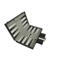 Cassette de backgammon en cuir pour enfants avec pièces d'échecs et accessoires dans une boîte à rouleaux de voyage