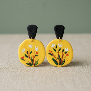 Boucles d'oreilles pendantes en céramique faites à la main, motif floral blanc vintage, avec dessus noir, bijoux statement - Product Image 4