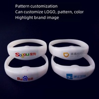Bracelet LED 2-en-1 en silicone étanche à commande sonore, 15 couleurs, motif personnalisé, pour supporter les fans