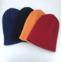 Aangepaste Hoge Kwaliteit Unisex Acryl Wafel Schedel Beanie Cap Met Rubber Patch, Pvc Rubber Patch Mutsen