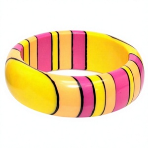 Bracelets en résine colorés de qualité supérieure, ronds, peints à la main, ensemble de 4 bracelets tendance, design rayé multicolore, accessoire de bijouterie - Product Image 4