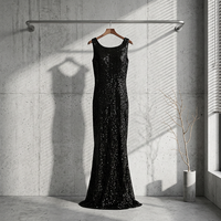 Robe sirène longue à col rond sans manches avec rayures géométriques et sequins, idéale pour les occasions formelles, les mariages ou les soirées.