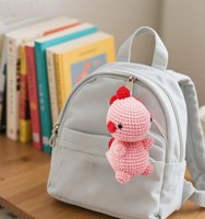 Jouet en peluche dinosaure rose fait main au crochet avec accents rouges, jouet unique pour enfants, adorable décoration de maison, cadeau
