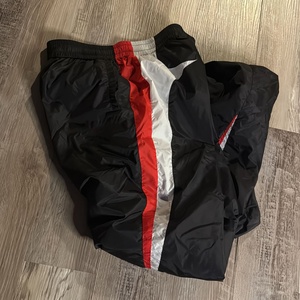 Pantalon de sport rétro pour homme 2025 - Noir avec des rayures rouges et blanches, idéal pour les activités décontractées quotidiennes et en plein air - Product Image 3