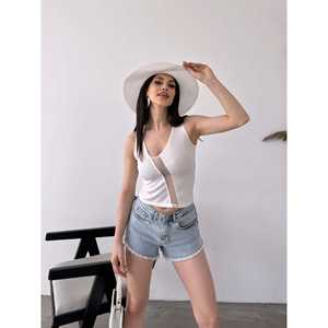 Chemisier élégant sans manches pour femme avec détail découpé transparent, décolleté bas, en mousseline, pour un usage quotidien, blanc - Product Image 2