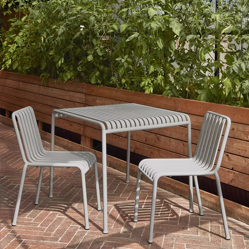 1 table 2 chaises (table carrée 70cm)