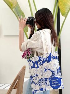 Bolsa de Mano de Lona Azul con Estampado Floral, Bolsa de Compras Reutilizable con Estampado de Flores Blancas, Bolsa de Hombro - Product Image 6