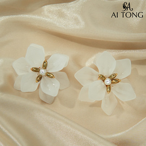 <span class=keywords><strong>Orecchini</strong></span> a Perno Moda con <span class=keywords><strong>Grandi</strong></span> Fiori in Acrilico, Perle e Nappine, Ago in Rame Argentato, Produzione di Yiwu, per Uso Quotidiano - Product Image 4