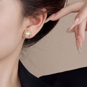 Boucles d'oreilles clous tendance et luxueuses en perles et zircons pour femme, plaqué or, style géométrique, cadeau haut de gamme - Product Image 4