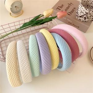 Vente en gros de bonbons accessoires de cheveux femmes éponge bandeaux rembourrés bandeau de lavage de tête bandeau de cheveux <span class=keywords><strong>gaufre</strong></span> walf à carreaux bandeau de lavage du visage - Product Image 1