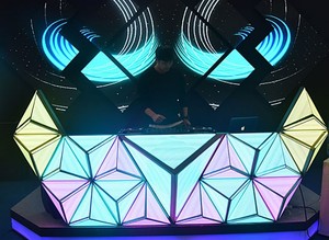 Cabina DJ Yake Personalizzata con Schermo <span class=keywords><strong>LED</strong></span> 3D per Discoteca, Schermo Irregolare Multiforme, Facciata DJ per Locali Notturni - Product Image 2