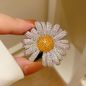 Two-Tone <b>Brass</b> Electroplated Full Diamond Zircon Daisy Brooch Elegant Temperament Women's Anniversary Suit - Product Image 3
