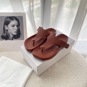 Sandales plates pour femmes à bout fermé, légères, antidérapantes, grande taille, mode extérieure, été 2026 - Product Image 1