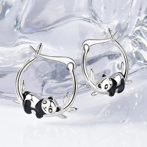 Orecchini a Forma di Panda per Donne, Gioielli Minimalisti Ispirati agli Animali - Product Image 3