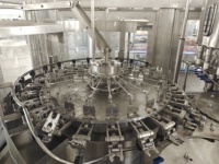 Ligne de production complète 4000 BPH pour usine d'eau, machine de purification d'eau, machine de production d'eau minérale 2000 L/heure avec soufflage