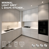 Cuisine modulaire en L gris clair, moderne, avec plan de travail en marbre blanc, four encastré, plaque de cuisson à gaz, double évier, robinet, crédence à charnières et glissières de tiroir