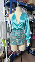 Ensemble deux pièces LM D339 : Chemise satinée turquoise à manche unique et col rond, et mini-jupe taille naturelle ornée de strass en cristal, coupe trapèze