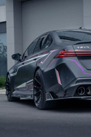 Kit carrosserie en fibre de carbone pour BMW G90 M5, style AE, haute qualité, comprenant lèvre avant, jupes latérales, diffuseur et spoiler.