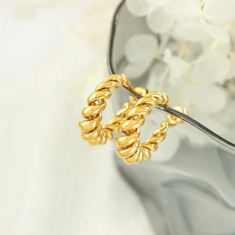 AIZL New Custom Factory Supply 18K Banhado A Ouro Croissant Twist Brass Hoop Brinco Para Meninas De Moda Presente