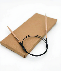 Aiguilles à tricoter circulaires en bois de couleur personnalisée pour jeunes tricoteurs débutants, avec câble lisse pour des projets sans couture et des points rapides - Product Image 1