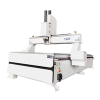 Machine de fraisage CNC pour le bois avec tension 220v/380v, zone de travail 1300x2500mm pour la découpe et la gravure précises du bois sur les portes d'armoires