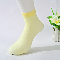 Chaussettes de sport jetables en gros en vrac pour KidsOutdoor Playground Chaussettes antidérapantes Chaussettes de cheville en nylon portables Chaussettes de sport