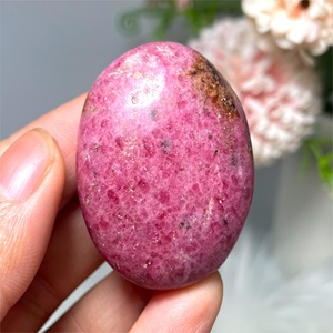 Pierre de rhodonite de haute qualité en gros, pierre de paume pour la décoration de la maison et les décorations de Feng Shui, accessoire élégant - Product Image 6