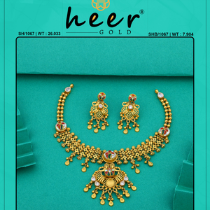 Elegante conjunto de collar indio de oro con delicado trabajo de filigrana y pendientes a juego, perfecto para novias y ocasiones festivas. - Product Image 2