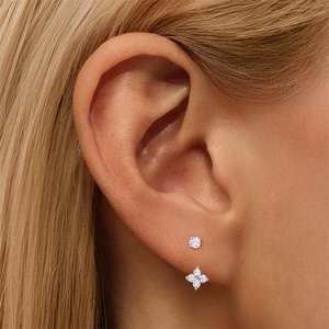 Boucles d'oreilles clous ajustables en argent sterling S925 avec pierre de moissanite, motif fleur à quatre feuilles, pièce unique - Product Image 4