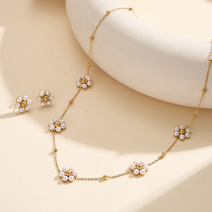 Ensemble collier et boucles d'oreilles en forme de fleur, imitation perle, pour femmes, plaqué or, ensembles de bijoux romantiques, bijoux de fête, bijoux tendance - Product Image 1