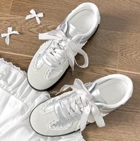 Damen Retro-Sneaker mit Spitzenbesatz, weicher Satin-Schleife, Schnürung, flache Turnschuhe, süße Cottagecore Braut-Freizeitschuhe für den Alltag