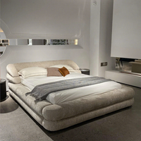 Modernes Luxuriöses Gepolstertes Bettgestell Übergroßes Wolkenbett King Size Queen Doppelbett in Burgunderrotem Plüschstoff für Villen
