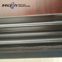 Fenêtres coulissantes à double vitrage avec cadre en aluminium, design simple, et moustiquaire en acier inoxydable à mailles losangées