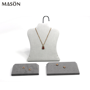 Vente en gros d'accessoires <span class=keywords><strong>de</strong></span> présentation <span class=keywords><strong>de</strong></span> bijoux accessoires <span class=keywords><strong>de</strong></span> présentation <span class=keywords><strong>de</strong></span> fenêtre pour collier boucle d'oreille présentoir <span class=keywords><strong>de</strong></span> bijoux en microfibre gris - Product Image 2