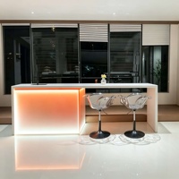 Îlot de cuisine rétroéclairé par LED, comptoir de bar en surface solide avec évier, table longue en acrylique multifonctionnelle pour villa et bar