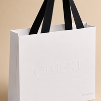 Sac shopping en papier blanc de luxe personnalisé avec poignée noire, logo gaufré à l'aveugle, sac cadeau en papier pour vêtements, bougies, emballages de beauté