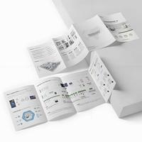 Brochure pliée en papier d'art imprimée numériquement en couleur personnalisée avec pelliculage, gaufrage/débossage, logo/design graphique personnalisés