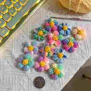 Joyería DIY Hecha a Mano: Hermosas Flores de Ganchillo Acabadas, Flores Tejidas Pequeñas para Horquillas y Accesorios para Suéteres - Product Image 4