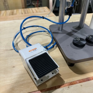 Machine de capsulage semi-automatique pneumatique pour flacons de parfum, machine de pressage de bouchons intérieurs et de capuchons pour flacons d'huiles essentielles - Product Image 3