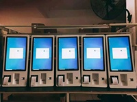 Certification d'usine self-service file d'attente de commande machine de kiosque à écran tactile avec paiement qr