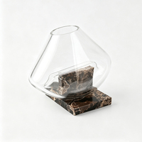 Vase décoratif de bureau en verre transparent de forme irrégulière moderne et base en marbre naturel