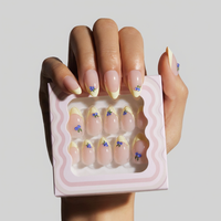 Faux ongles réutilisables à presser, couvrance totale, style French Tip Amande, motif fleur bleue nude, avec boîte cadeau fenêtrée