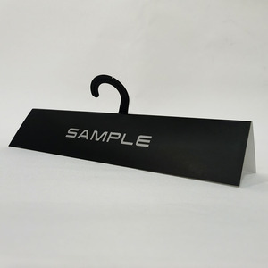 Etichette pendenti in cartone OEM per autunno/inverno con clip a gancio a forma di segno di domanda, per abbigliamento, con stampa offset CMYK+ - Product Image 5